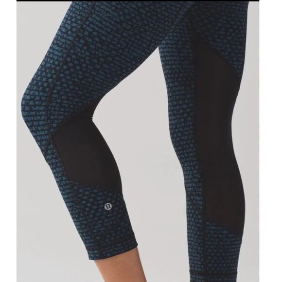Lululemon Shatter Weave Mesh Pace Rival Crop Leggings Size 4 EUC Blue Black - Picture 2 of 10